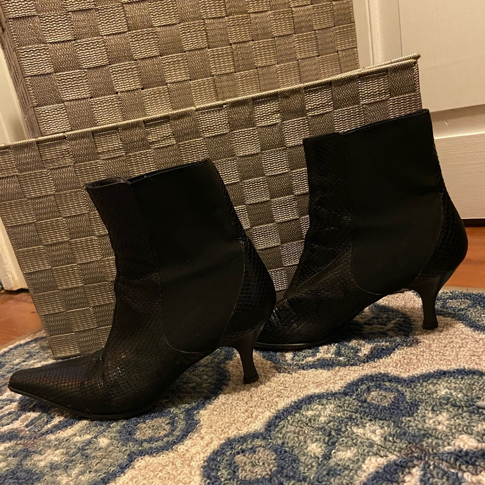 Black Donald Pliner heeled bootie